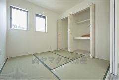 同仕様写真。リビングからの続き間として和室をご用意しました。普段はリビングとつなげて開放的なスペースとして。来客時には客間としてお使いいただけます。