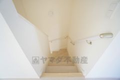 ご年配の方でも安心できる、手すり付き階段です＾＾段差も低めで設定されてますので安全性にも優れてますね＾＾