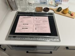 お手入れのしやすいIHクッキングヒーターです。 3口コンロなので、効率よくお料理が楽しめます。毎日のお料理も楽しくなりますね＾＾