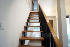 小さなお子様やご高齢の方でも安心できる、手すり付き階段。段差も低めで設定されており、安全性にも優れています。