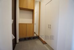 たっぷり収納できるシューズボックスです。家族全員の靴がきれいに整頓できます。棚の上にお花や写真を飾っても良いですね。