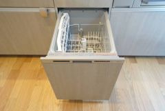 家事の時間が短縮できる食器洗浄乾燥機付。後片付けもラクラクです。 食器を洗う手間が減るので家族とのコミュニケーションの時間や自分の時間が増えますね。