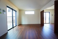 大きな窓のあるリビングは、陽光あふれる明るい空間です。居心地良く、ご家族皆がゆったり寛げる憩いの空間となりそうです。