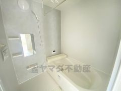 1日の疲れを癒すくつろぎのバスルーム。足を伸ばしてもゆったりと入れるサイズです。お子様と一緒にお風呂に入っても狭くないですね^^
