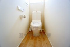 温水洗浄機付トイレです。節水機能もあるので、安心して使えますね。もちろん、1階2階の2ヶ所にトイレがあるので、忙しい朝にもゆとりができますね。