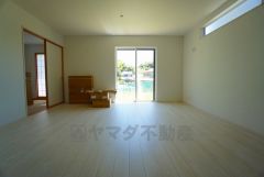 断熱性能の窓ガラスを採用。省エネ、光熱費カットにも貢献します。 夏は涼しく、冬は暖かく快適に過ごせます。