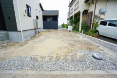 カースペースは2台付き。ご夫婦で1台づつ所有できます＾＾ 前面道路は交通量が少なく小さなお子様がいるご家庭も安心です＾＾