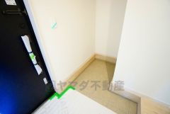 シューズインクローゼットも完備されており、玄関収納も問題ありません。棚の上にお花など飾ってインテリアも楽しめますね。