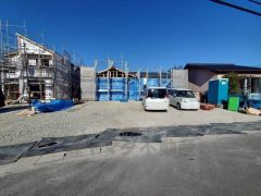 前面道路は公道南西側約5.93ｍ。車の通行がほとんどなく小さなお子様がいるご家庭でも安心して過ごせます＾＾