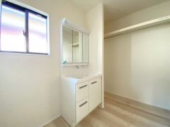 収納が隠れて使いやすい、シャワー付き三面鏡洗面ドレッサーです。朝の準備もぬかりなくできます。