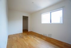 全洋室にはたっぷり収納できるウォークインクローゼットを設置しています。窓には断熱性・保温性にすぐれ、省エネ効果のあるペアガラスを採用。冬には結露を防止します。