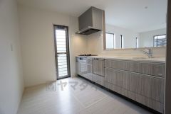 同仕様写真。対面式カウンターキッチンでお子様の様子が見守れます。カウンタートップは耐熱性に優れており、日ごろのお掃除もふき取るだけでＯＫ。ステンレスシンクも簡単にお掃除できますよ。