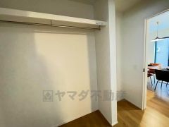 1Fリビング横ファミリークローク。季節の衣装や趣味の道具などの収納スペースとして活用出来ます。