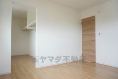 同仕様写真。住む人のこだわりを活かす洋室＾＾日当たりがよく、寝室としての利用もおすすめ。広めのクローゼットもあり荷物もすっきり片付けれ、ゆとりのある暮らしが出来ます＾＾
