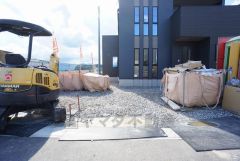 カースペースは停めやすい並列駐車2台付き。