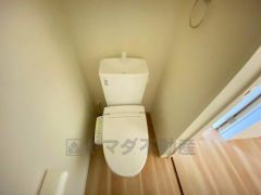 温水洗浄機付トイレです。節水機能もあるので、安心して使えますね。もちろん、1階2階の2ヶ所にトイレがあるので、忙しい朝にもゆとりができますね。