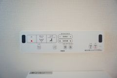 温水洗浄機付トイレです。節水機能もあるので、安心して使えますね。