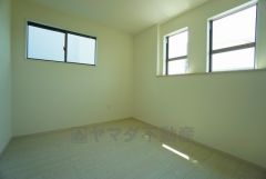 2面採光を確保した明るい室内は、風通しも良く、大変居心地の良い空間となっております。爽やかな風を感じて起きる朝は、快適生活の始まりに。