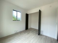 木目調のシンプルデザインで落ち着きと安らぎの空間に仕上げています。各部屋に収納が完備されているので、お荷物が多くなっても安心の設計です。