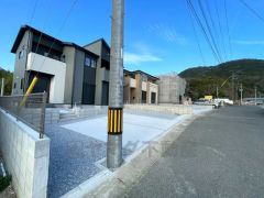 大型車の通行がほろんどなく、騒音や振動が少ないので静かで快適な生活を送れます。