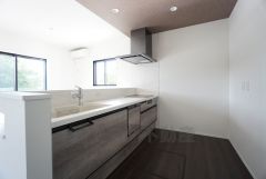 対面式キッチンなのでリビングにいるご家族とコミュニケーションを取りながら洗い物や、お料理が楽しめそうですね＾＾