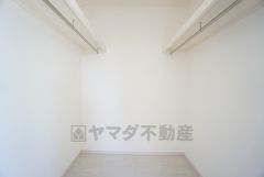 ウォークインクローゼット付き＾＾ハンガーパイプ下にボックスを置いて、枕棚を活用して、たっぷりと収納できそうです＾＾