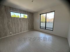 デザインクロスが2階洋室の雰囲気を上品に仕上げています。いつもと違う雰囲気のお部屋をお楽しみください。