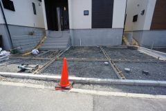 駐車スペースはゆとりある2台分を確保。マイカー用に、お客さま用に、余裕を持ってご利用いただけます。