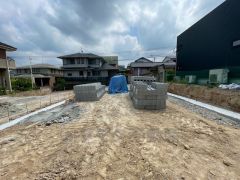 2沿線利用。西鉄バス「南ケ丘四ツ角」停まで徒歩4分。スーパーまで徒歩9分＾＾コンビニまで徒歩10分。お買い物が便利＾＾