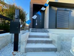 ブラックトーンの玄関扉＾＾外壁とマッチングしていてかっこいいですね＾＾家の顔となる玄関扉がかっこいいと、たくさんの人を招き入れたくなりますね＾＾