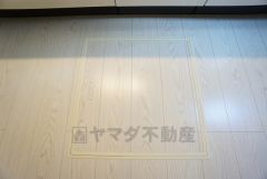 キッチンに床下収納があります。長期保存ができるもの、調理器具、防災グッズを入れておくのもいいですね。