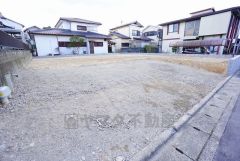 道幅が広く、車通勤の方や買い物などでの車の出し入れも楽々できて嬉しいですね。