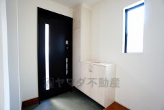 同仕様写真。たっぷり収納できるシューズボックスです。家族全員の靴がきれいに整頓できます。棚の上にお花や写真を飾っても良いですね。