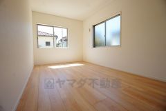 同仕様写真。2面採光を確保した明るい室内は、風通しも良く、大変居心地の良い空間となっております。爽やかな風を感じて起きる朝は、快適生活の始まりに。