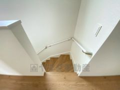 ご年配の方でも安心できる、手すり付き階段です＾＾段差も低めで設定されてますので安全性にも優れてますね＾＾