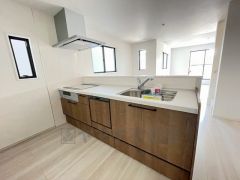 対面式カウンターキッチンでお子様の様子が見守れます。カウンタートップは耐熱性に優れており、日ごろのお掃除もふき取るだけでＯＫ。ステンレスシンクも簡単にお掃除できますよ。