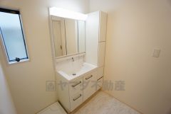 同仕様写真。三面鏡つき洗面台。鏡裏にたっぷりとした収納スペースがあります。鏡を閉めてしまえば小物は見えないため、スッキリとした印象の洗面台にできます。