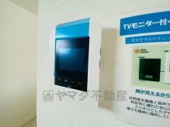 防犯性もばっちり、TVモニター付きインターフォン完備。大きなモニターで玄関先を確認できます。録画機能が付いているので不在時の訪問者も確認できて安心です^^