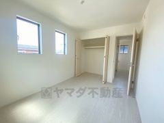 明るい洋室です。ナチュラル色のフローリングで開放的な優しい雰囲気になっています＾＾ベッドや机、ＴＶを置いてもゆとりのある広さです。