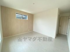 デザインクロスが2階洋室の雰囲気を上品に仕上げています。いつもと違う雰囲気のお部屋をお楽しみください。