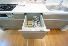 家事の時間が短縮できる食器洗浄乾燥機付。後片付けもラクラクです。 食器を洗う手間が減るので家族とのコミュニケーションの時間や自分の時間が増えますね。