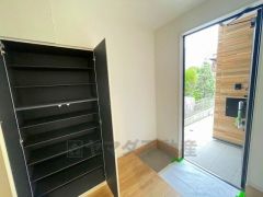 たっぷり収納できるシューズボックスです。家族全員の靴がきれいに整頓できます。棚の上にお花や写真を飾っても良いですね。