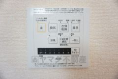 同仕様写真。雨の日の洗濯も安心できる浴室暖房乾燥機付き浴室。リモコンで操作もボタン1つで簡単。 浴室暖房乾燥機には、暖房、乾燥、涼風、換気の4つの機能が付いています。タイマー付きです。