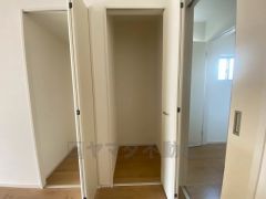 キキッチン横パントリー。食器やキッチン用品、食料品の保存に便利です＾＾ッチン横可動棚式パントリー。食器やキッチン用品、食料品の保存に便利です＾＾可動棚式なので高さのある物もスッキリ収納できます＾＾