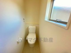 温水洗浄機付トイレです。節水機能もあるので、安心して使えますね。もちろん、1階2階の2ヶ所にトイレがあるので、忙しい朝にもゆとりができますね。