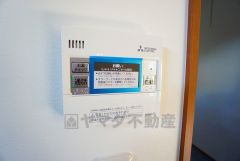 給湯器リモコンはキッチン横からボタンひとつで操作が楽々。通話ボタン付きでお子様とも会話ができて安心です。