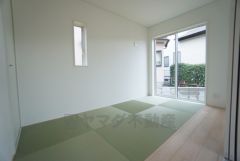 リビングからの続き間として和室をご用意しました。普段はリビングとつなげて開放的なスペースとして。来客時には客間としてお使いいただけます。