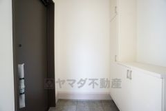 たっぷり収納できるシューズボックスです。家族全員の靴がきれいに整頓できます。棚の上にお花や写真を飾っても良いですね。