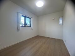 2面採光を確保した明るい室内は、風通しも良く、大変居心地の良い空間となっております。爽やかな風を感じて起きる朝は、快適生活の始まりに。