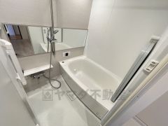 デザイン性に優れた浴槽でゆったりとしたバスタイムを演出。 足を伸ばせる浴槽で毎日の疲れを癒してください。